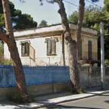 L�edificio neoclassico, a due piani, si trovava al civico 433 della via, nei pressi degli svincoli della tangenziale